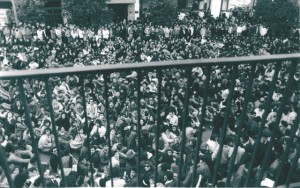 Multitudinaria sentada de estudiantes en las puertas de la Delegación de Educación de la Junta en Huelva, días antes del 3-M.