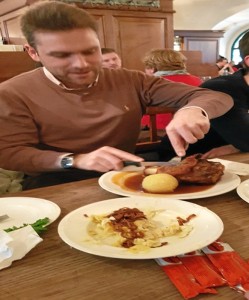 En la cervecería 'HB', la más antigua de Múnich, donde Hitler daba sus primeros mítines. Hoy en día se puede comer comida típica escuchando música bávara y bebiendo cerveza en jarras de litro. El plato típico es el codillo de cerdo con salsa.