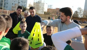 Rafa de Vicente, Antonio Núñez y Juan Antonio Zamora, en el momento de entregar el material deportivo.