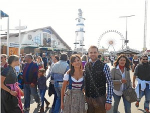 Junto a su novio, con los trajes típicos 'Dirndl' (vestido femenino) y 'Lederhose' (traje masculino).