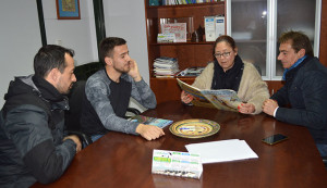 Un momento de la recepción en el Ayuntamiento a los promotores del álbum de las Escuelas de Fútbol de Punta Umbría.