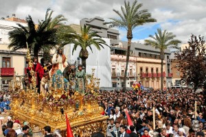 Una multitud aguardaba la salida de la Borriquita en la Plaza de San Pedro.