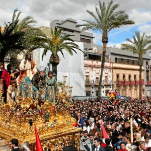 Una multitud aguardaba la salida de la Borriquita en la Plaza de San Pedro.