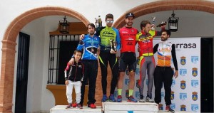 Podio masculino de la prueba ciclista celebrada en Villarrasa. / Foto: andaluciaciclismo.com.