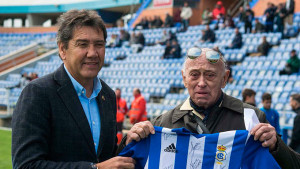 Momento en el que Manolo Zambrano entrega a 'Boby' la camiseta firmada. / Foto: @recreoficial.