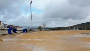 La malas condiciones meteorológicas llevan a la suspensión de la jornada del sábado en el fútbol provincial. / Foto: @C_D_Rubias.