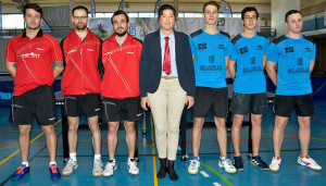 Protagonistas del partido Conservas Lola-Móstoles, de la Primera División de tenis de mesa. / Foto: José L. Rúa.