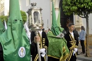 Entre sus cortejo, la Archicofradía procesiona una reliquia del Lignum Crucis portada por un nazareno. / Foto: Sergio Borrero.