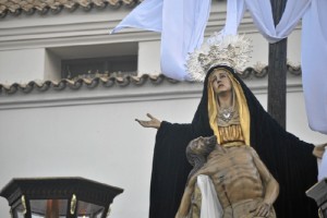 La Virgen de las Angustias lucía la pasada Semana Santa su manto de terciopelo negro y corona plateada. /Foto: Sergio Borrero.