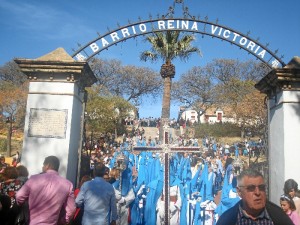 La Cruz de Guía, al llegar al arco del Barrio Obrero, uno de los puntos recomendados para ver la hermandad.