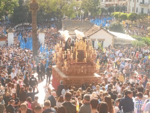 Miles de personas se han echado a la calle para ver la Hermandad de la Victoria.