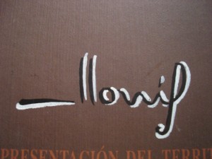 Firma del artista.