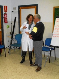 Enfermera gestora de casos del centro de salud de Cartaya junto con uno de los docentes de la escuela.