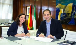 Manuela Romero, presidenta del Sporting, y José Luis Ramos, de la Autoridad Portuaria de Huelva, en el momento de la firma.