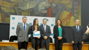 Elisabeth, en el momento de recibir una de las becas de la Fundación.