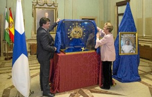 El alcalde de Huelva y la presidenta de la Asociación Cristiana Parroquial Nuestra Señora del Prado en su Dolor descubriendo la nueva corona.