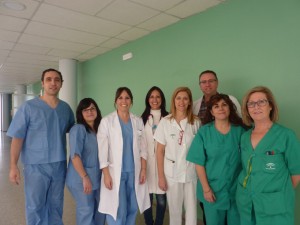 La doctora Ana Bejarano, centro izquierda, con parte del equipo de la Unidad de Digestivo.