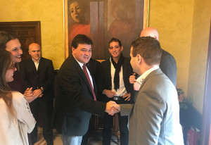 Un momento de la recepción del alcalde de Huelva, Gabriel Cruz,  a los miembros de la Federación Europea de Bádminton.