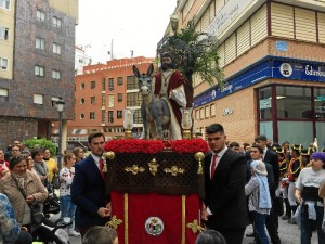 Una procesión ya tradicional del Viernes de Dolores en Huelva. 