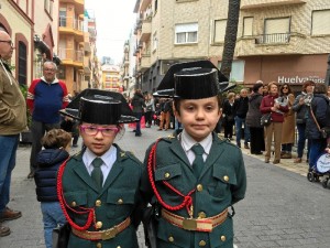 Los alumnos participan activamente en la procesión.