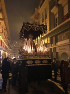 Momento de la recogida de la Virgen de la Soledad.