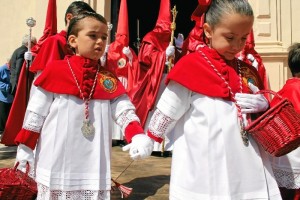 Los titulares estarán  acompañados por unos 250 nazarenos, donde destaca un gran número de niños. 