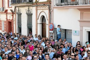 Numerosos ciudadanos se congregan cada año en la Plaza de las Monjas para asistir a la salida de esta cofradía. 