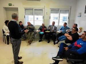 Compartiendo sus vivencias con los nuevos afectados en un clima de participación.