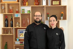 Eduardo y Sara, dueños del restaurante y autores del postre en cuestión.