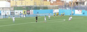 Los jugadores del Isla Cristina celebran al fondo el tercer gol, obra de Quini. / Foto: Captura @SurandeTV.