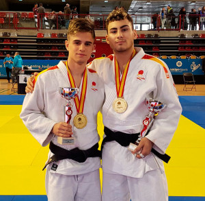 Francis García y de Rosendo Laíno, con sus trofeos. / Foto: @JudoHuelva1.