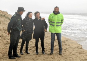 La alcaldesa de Isla Cristina junto a la subdelegada y el concejal de Playas.