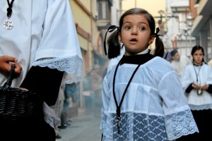 Pequeños cofrades que realizan la estación de penitencia.