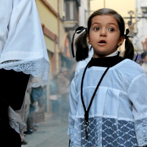 Pequeños cofrades que realizan la estación de penitencia.