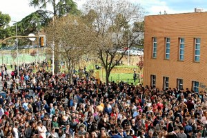 Multitud que aguardaba la salida del paso procesional.