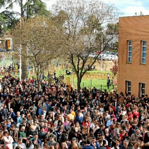 Multitud que aguardaba la salida del paso procesional.