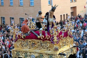 Paso de misterio del Cristo de la Victoria, en su salida procesional de este Domingo de Ramos.