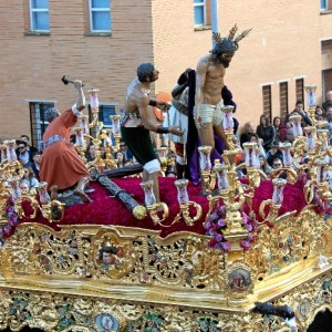 Paso de misterio del Cristo de la Victoria, en su salida procesional de este Domingo de Ramos.