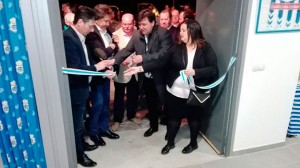 Un momento del protocolario corte de la cinta en la inauguración de la sede de la peña El Milenio. / Foto: @FdP_RCRH.