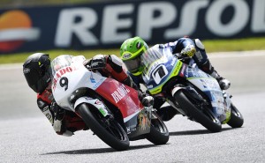 Paquito Gómez -número 9-, en plena acción en la carrera en Estoril.