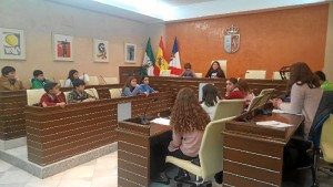 Niños y niñas del municipio de Almonte realizan un Pleno Infantil.