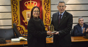 La alcaldesa de Punta Umbría, Aurora Águedo, entrega un presente al directivo del Fútbol Club Barcelona, Pau Vilanova.