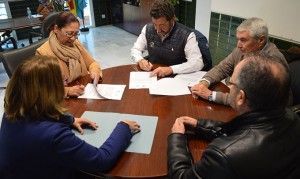 Un momento de la firma del convenio del Ayuntamiento y la Asociación de Clubes Náuticos de Andalucía que hará posible la regata.