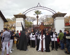 La Hermandad de la Cena ha cambiado su itinerario este año para cruzar el barrio Reina Victoria.