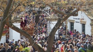 El barrio Reina Victoria ha sido uno de los lugares elegidos por los onubenses para ver pasar la Hermandad.