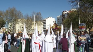 Capas blancas y verdes se alternaban en los distintos tramos del cortejo.