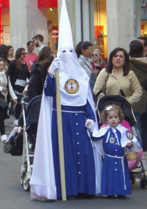 El cortejo ha estado formado por 300 nazarenos.