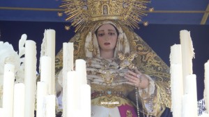 Nuestra Señora de los Dolores ya procesiona por las calles de Huelva.