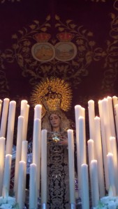 La Virgen ha procesionado con el hábito isabelino.