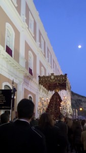 Tras la Virgen camina la Banda Municipal Nuestra Señora del Rosario.